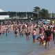 Pour se rafraichir entre deux visites de la ville, la plage de La Rochelle a été une bonne option en cette journée d'alerte orange canicule.