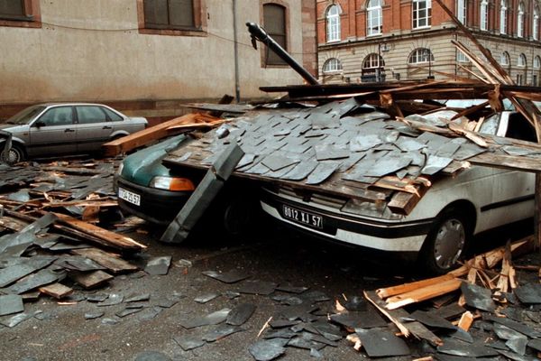 Sur la photo, à Sarrebourg en Moselle, le clocher de l'église s'est effondré après la tempête. (1999) 