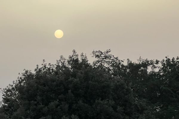 Le soleil, qui se confondrait presque avec la lune au lever du jour mardi 5 septembre.