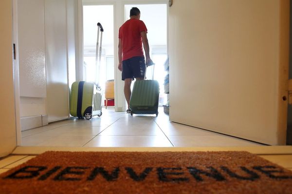 Airbnb permet à des particuliers du monde entier de proposer des logements à louer via internet.