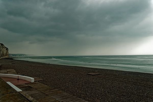 Un ciel menaçant à l'horizon de la plage de Dieppe, ce MARDI.