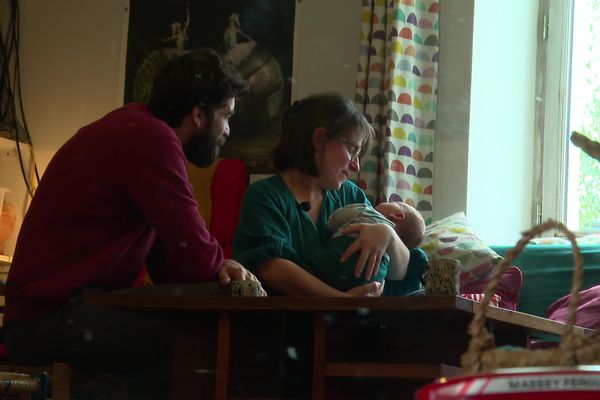 Marion et Jérémie ont accueilli leur quatrième enfant, Pio, né le 22 mars 2024 dans leur maison en Sarthe.