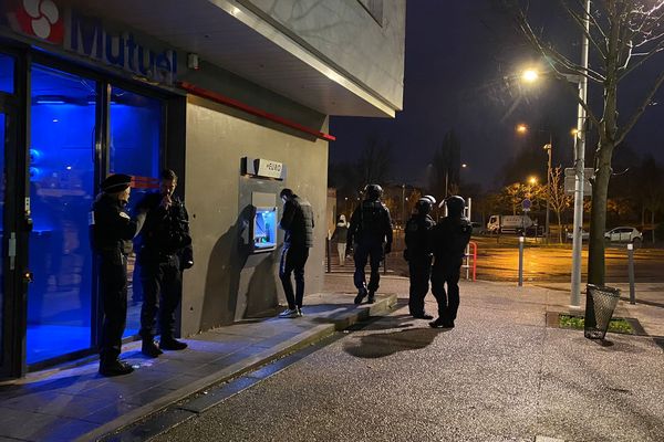 Soixante policiers et soixante CRS étaient présents à Stalingrad et aux Grésilles ce lundi après-midi.