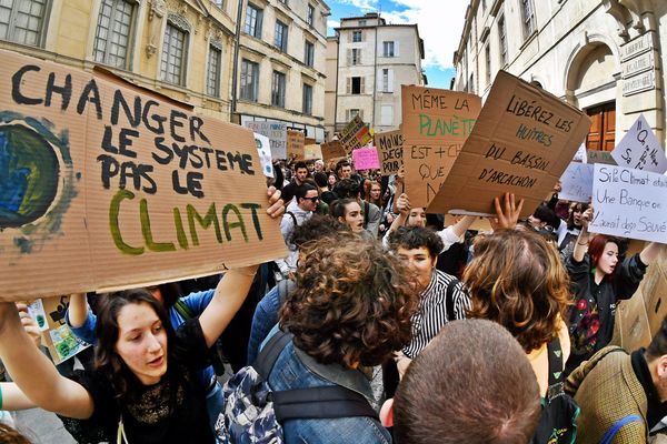 Les jeunes manifestent partout en France et dans le monde pour sauver la planète et limiter le réchauffement climatique. 