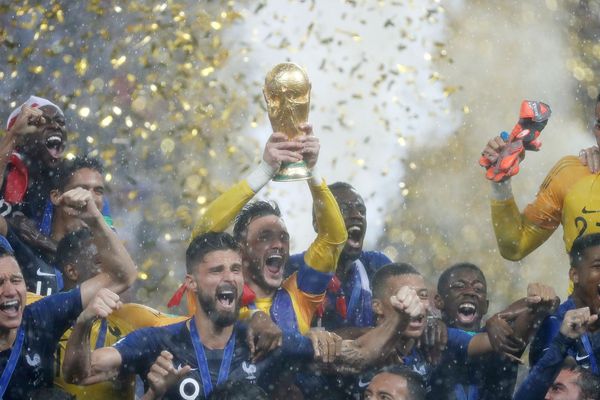 L'équipe de France de football, fraîchement championne du monde, dans l'attente d'embarquer à Moscou pour rentrer à Paris.