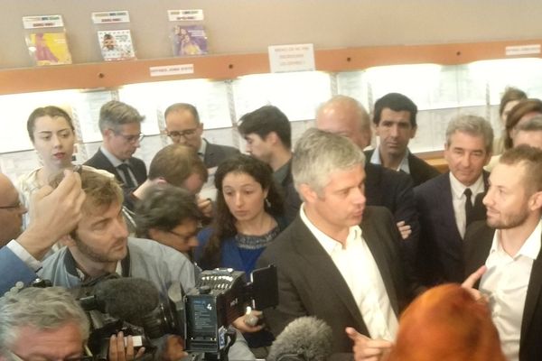 Le président de la Région Auvergne-Rhône-Alpes a refusé de commenter le limogeage de Virginie Calmels, la vice-présidente de son parti les Républicains (LR), au cours de sa visite à l’Espace Info Jeunes de Clermont-Ferrand.