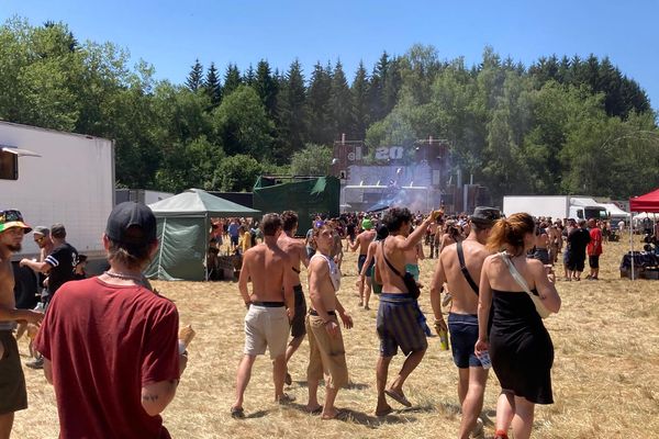 6000 personnes aujourd'hui à Lompnas pour une fête sauvage sans autorisation. Les festivaliers sont arrivés vendredi soir.