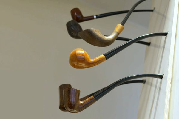 À la Pipe du Nord, une boutique unique en son genre à Paris, consacrée aux pipes.