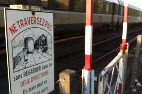 Le passage à niveau, à proximité de la gare de Bourges, où s'est produit l'accident.