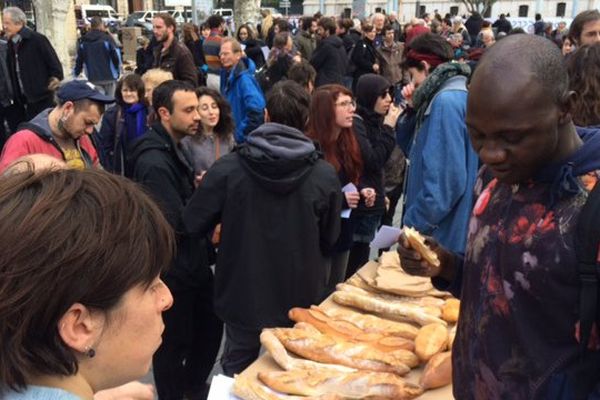 Mobilisation devant la préfecture pour soutenir les réfugiés de "la jungle" de Calais