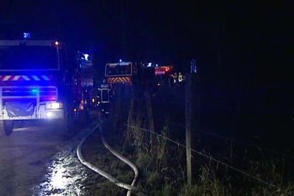 Des pompiers venus de tout le département du Puy-de-Dôme se sont mobilisés toute la nuit du 16 au 17 juillet 2015 pour venir à bout d'un feu de forêt sur les hauteurs de Thiers.