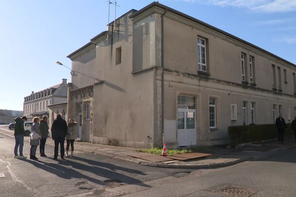 L'unité Neptune de l'EPSM de Caen, qui peut accueillir 16 patients, devrait fermer mi-juillet en raison du manque de médecins. Les lits seront redispatchés dans les autres services, déjà épuisés par le travail quotidien.