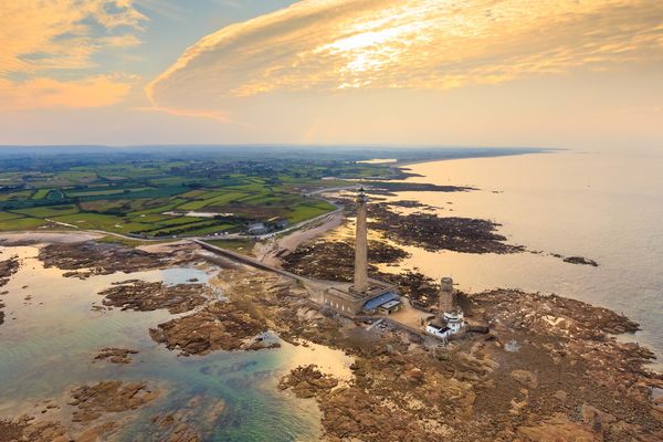 Dans la Manche, le phare de Gatteville, le deuxième plus haut de France avec 75 m, essuiera à coup sûr des averses.