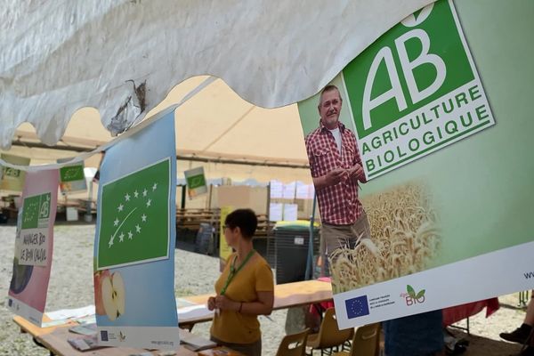 Le label AB s'exposait à la foire bio Coccinelle et Compagnie de Couzeix (87), pour un secteur en tension auquel le Conseil Régional va venir en aide.