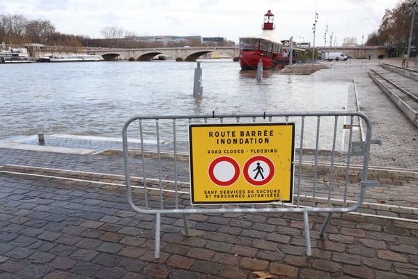 La Seine pourrait atteindre les 3m25 dans les prochains jours. Elle déborde à certains endroits comme ici dans le sud de Paris.