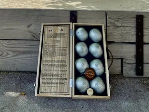 "Que la chance gagne" : le proverbe de ce coffret de 8 boules.