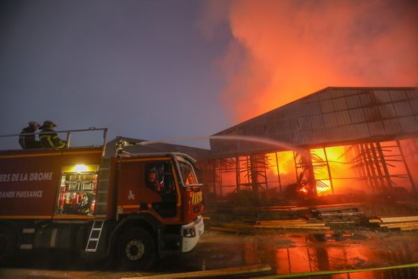 Deux bâtiments industriels détruits par un incendieà la Bâtie-Rolland (Drôme)