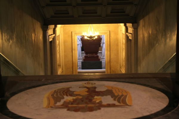 Le tombeau de Napoléon sous la coupole de l'Hôtel des Invalides, à Paris.