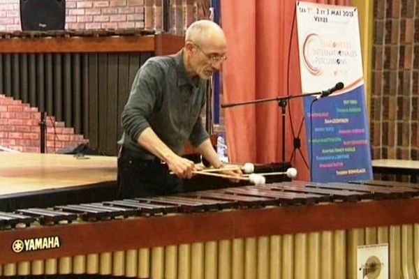 Jean Geoffroy, professeur au Conservatoire National Supérieur de Musique de Lyon, est venu animer une session de Master Class des "premières rencontres Internationales de percussion" à Verzé (71)