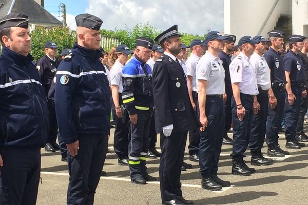 Dans la cour de l'hôtel de police de Laval les forces de l'ordre observent une minute de silence à la mémoire du couple de policiers tué par un terroriste.