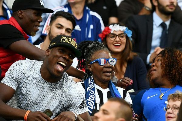 La mère de Paul Pogba, Yeo Moriba (à droite), et les frères Pogba Florentin et Mathias (à gauche) lors de l'Euro de football entre la France et l'Albanie, au stade Vélodrome, à Marseille, le 15 juin 2016.