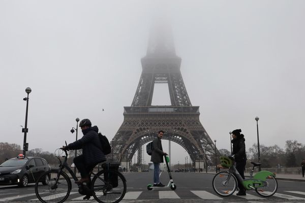 Des Franciliens à vélo au début de la grève, le 5 décembre à proximité de la tour Eiffel.