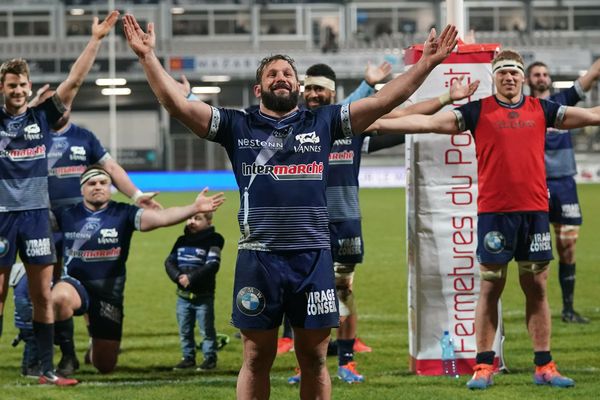 Les rugbymen du RC Vannes ont célébré leur large victoire contre Valence Romans avec leurs supporters au stade de la Rabine.