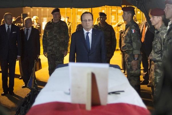 Le président Hollande devant l'un des deux cercueils