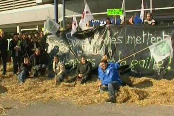 Les manifestants devant la grande surface qu'ils s'apprêtent à investir.