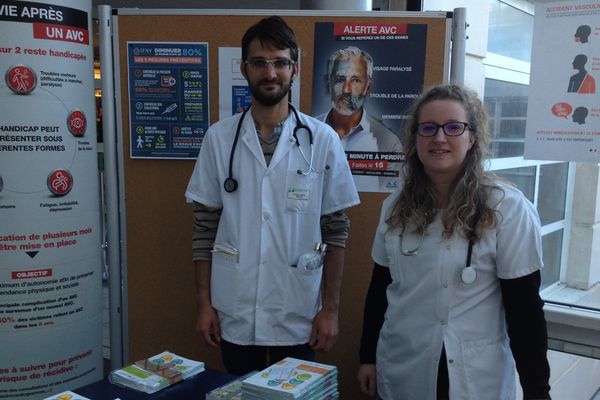 Stand d’information sur l'AVC dans le hall du Centre Hospitalier Emile Roux au Puy-de-Velay (Haute-Loire). 