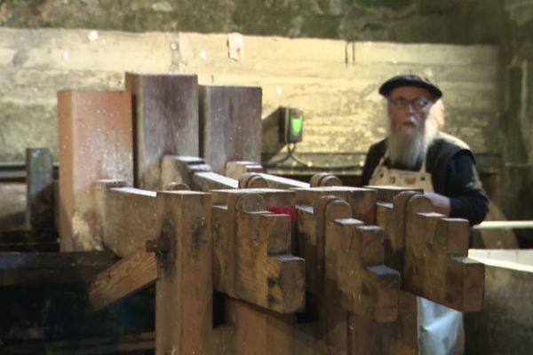 Le maître papetier Jacques Bréjoux active la pile à maillets du moulin du verger de Puymoyen.