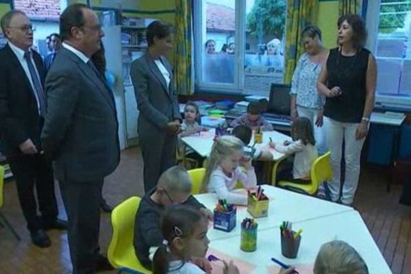 Le président de la République était en déplacement dans une école de Pouilly-sur-Serre (02) à l'occasion de la rentrée scolaire.