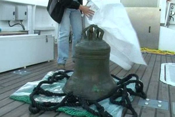 La cloche de 100 kg sur le pont de l'André Malraux