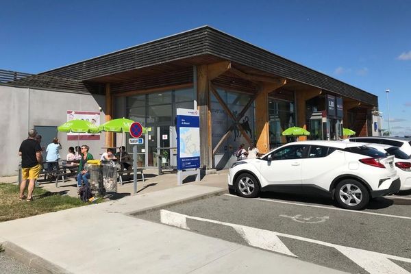 Premiers arrêts sur la route des vacances sur l'aire de repos de Manzat dans le Puy-de-Dôme