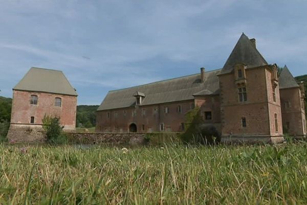 Mont-Dieu est la commune la moins peuplée des Ardennes avec onze habitants. Sans bourg ni bâtiments publics, elle n'est composée que de lieux-dits.