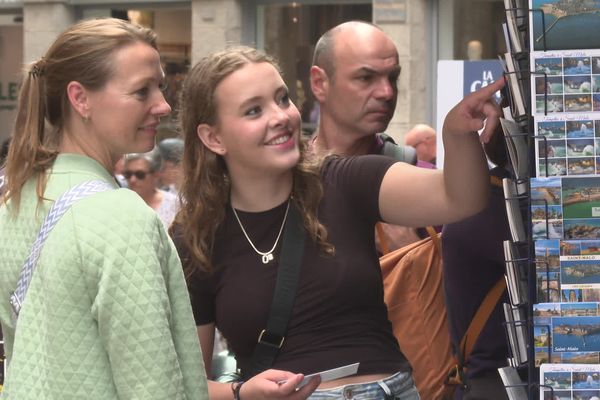 Les cartes postales sont plébiscitées par les vacanciers.