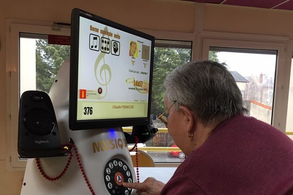 Les maisons de retraite du centre hospitalier de Montluçon (Allier) s'équipent de bornes musicales et de juke box pour leurs résidents.