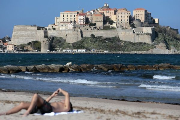 Ce 17 mai, les plages de Corse n'ont pas encore rouvert après le déconfinement. On ignore encore si des touristes du continent pourront venir sur l'île et dans quelles conditions.