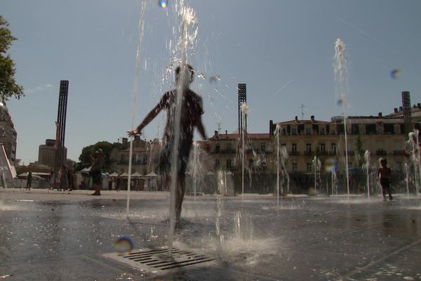 Alors que l'Hérault s'apprête à passer en vigilance orange canicule ce 31 juillet 2024, la ville de Montpellier a fait installer des fontaines et jets d'eau pour mieux encaisser la chaleur.