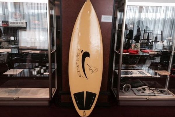 La planche de surf de Brice de Nice a été adjugée 12.000 euros.