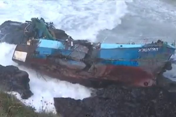 Le Sillon" échoué à la pointe de Pentire