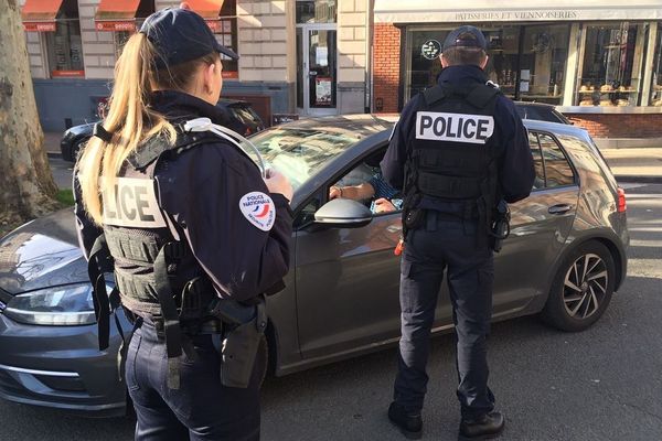 Un contrôle de police, le 18 mars 2020 à Lille.