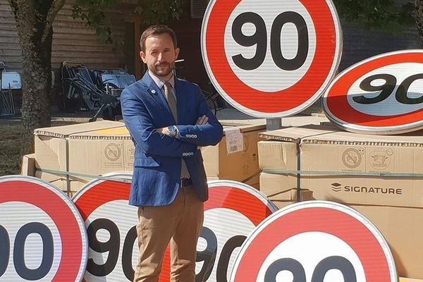 Le Président du Conseil départemental de la Haute-Marne devant ses panneaux 90 km/h.