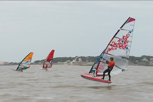 Les concurrents s'élancent de la grande plage de Fouras avec l'objectif de rejoindre et de contourner le Fort Boyard.