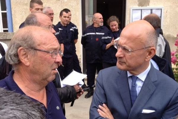 Le préfet de région et un vigneron sinistré devant la mairie de Tourouzelle (Aude)