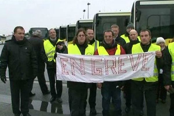 Une quarantaine de grévistes ce lundi matin à l'entrée du dépôt de la rue Rameau.