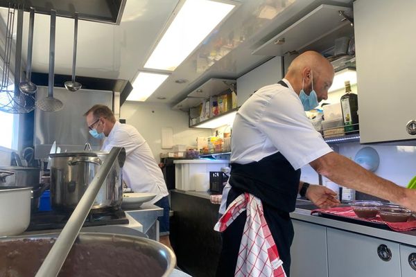 Les chefs locaux Eddy Fourna et Thierry Moyne dans les cuisines de l'équipe AG2R Citroën, ce lundi 11 juillet.