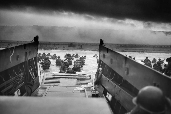 Des troupes américaines avançant dans l'eau d'Omaha Beach, le 6 juin 1944