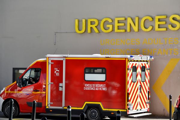 Un camion de pompiers devant les urgences.