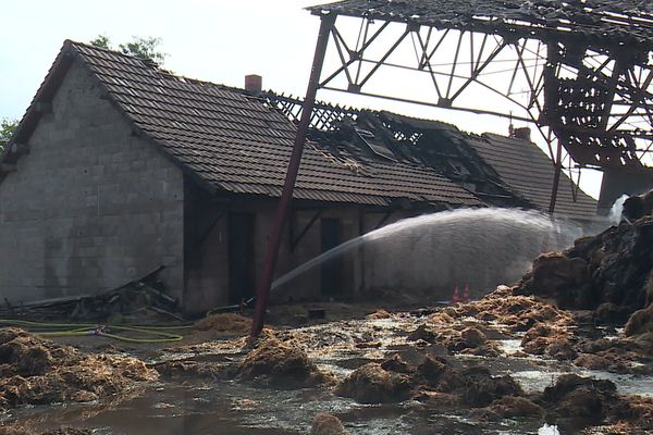 Une partie de la ferme ravagée par les flammes dans la nuit du 26 au 27 septembre 2023, à Simandre (Saône-et-Loire).